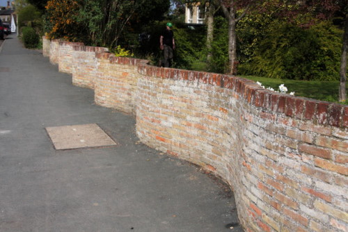 A crinkle crankle wall