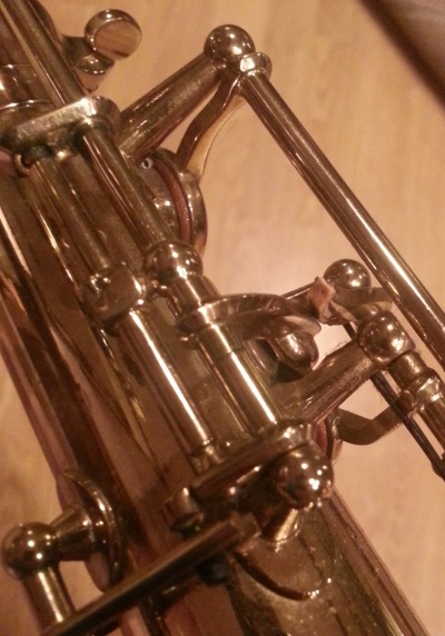 Octave hole for low notes on a saxophone